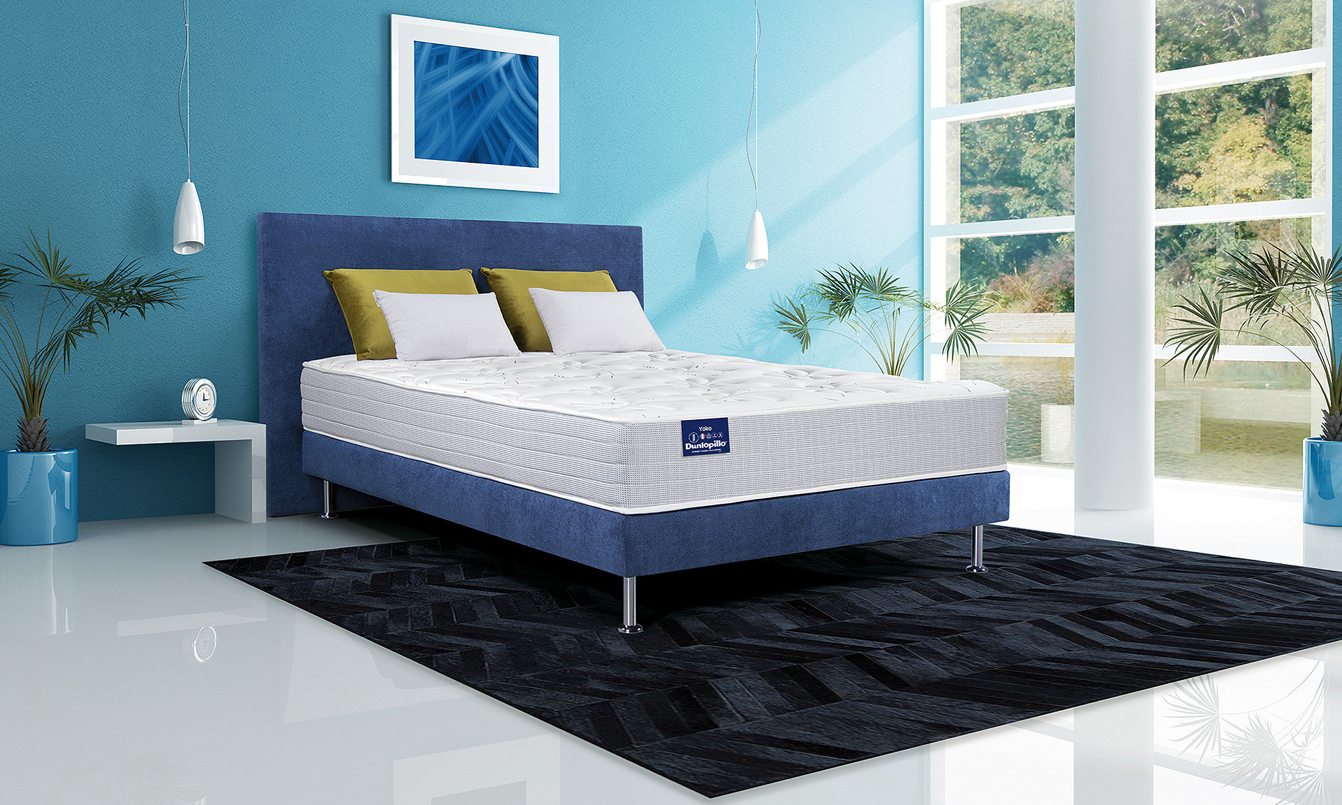 Un matelas composé de mousse polyuréthane haute résilience, doté de 828 ressorts ensachés et offrant 7 zones de confort. Il est sublimé par un sommier et une tête de lit habillés de tissu bleu marine.